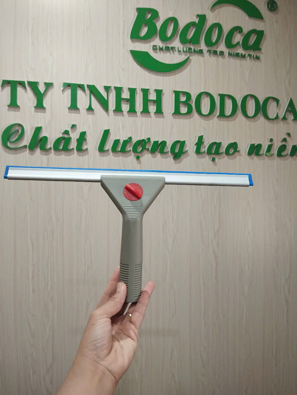 Tay gạt kính bằng nhựa AF04314A Bodoca